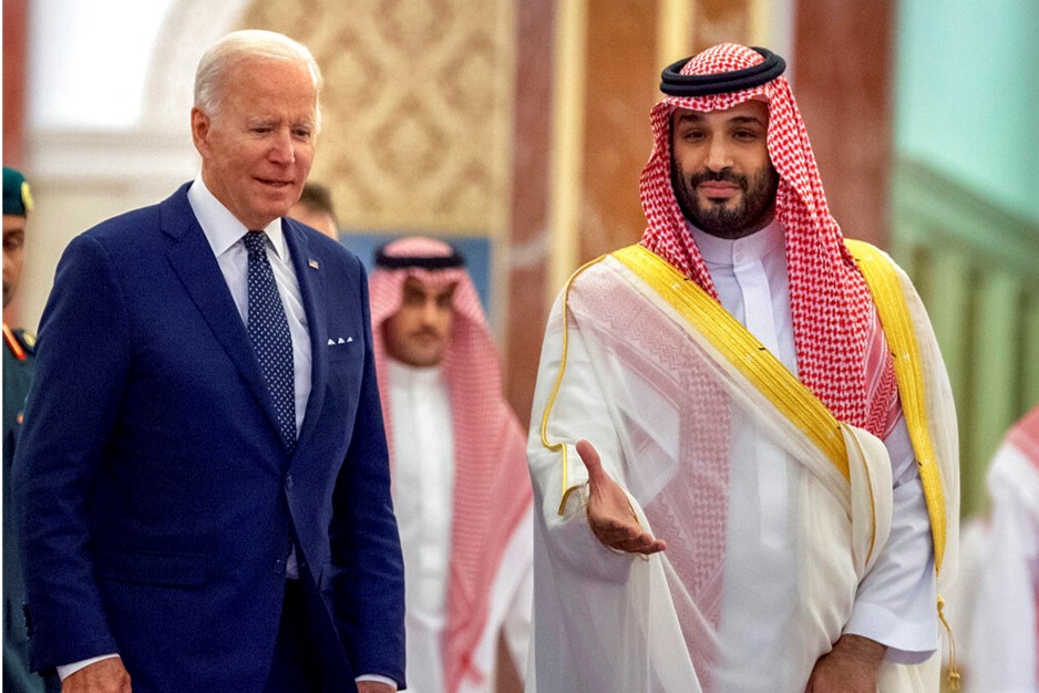 נשיא ארה״ב ג׳ו ביידן והנסיך הסעודי מוחמד בן סלמאן בפגישתם (צילום: Bandar Aljaloud/Palacio Real Saudí vía AP, Archivo)