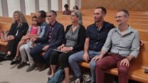 הזוגות העותרים, מימין לשמאל: עידו זיו, צפריר גדרון, שי גורטלר, שחר גלוברמן (על הידיים של שחר טניה) ולצידם עורכת  הדין ריקי שפירא רוזנברג (צילום: המרכז הרפורמי לדת ומדינה)