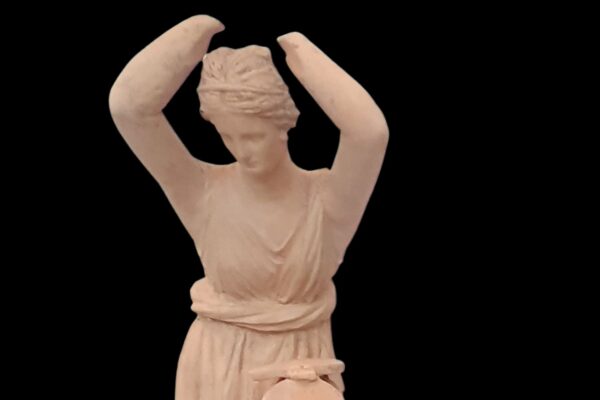 צלמית הלניסטית של אישה המתבוננת במראה מתקפלת. מוצגת במוזיאון המטרופוליטן בניו יורק. (צילום ליאת עוז, רשות העתיקות)