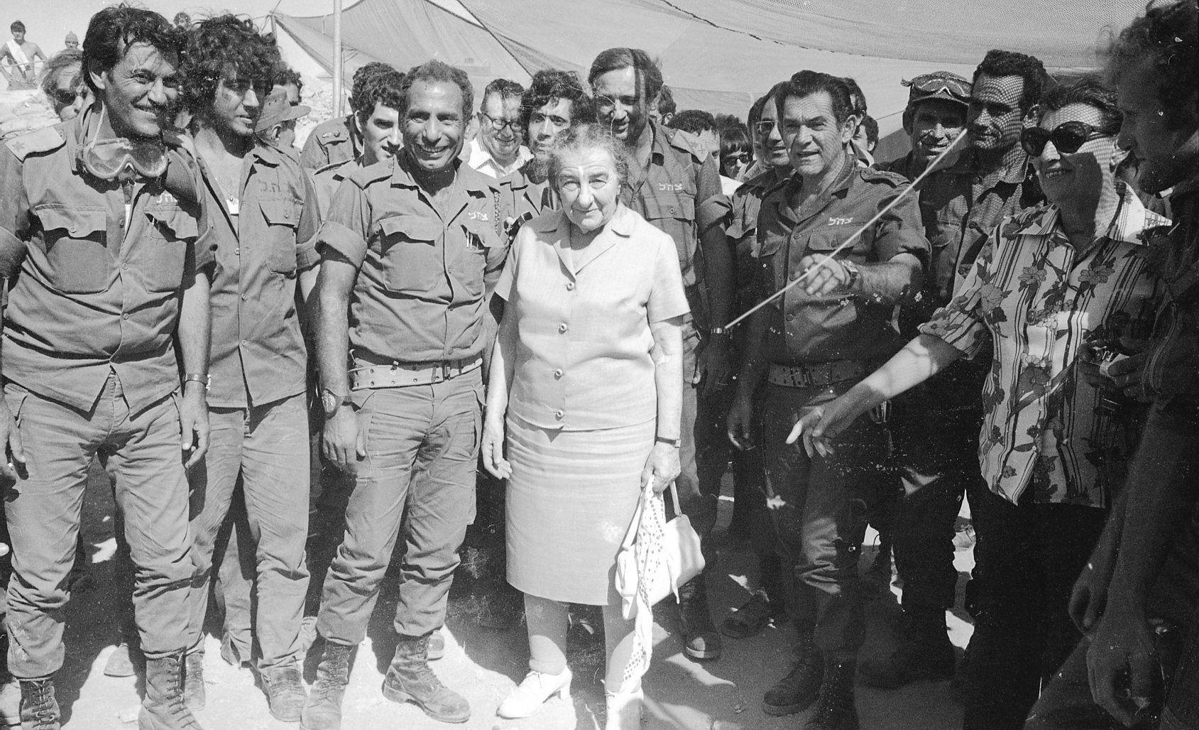 גולדה מבקרת חיילים בחזית הדרום (צילום: רון אילן, ארכיון צה&quot;ל ומערכת הביטחון)