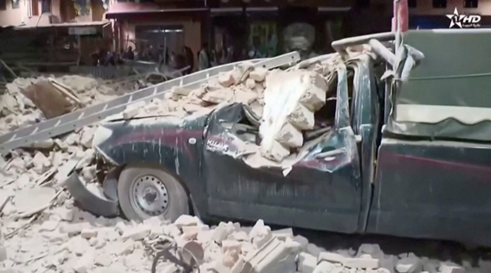 מכונית מכוסה באבק ואבני בניין לאחר רעידת האדמה במרוקו (צילום: רויטרס)
