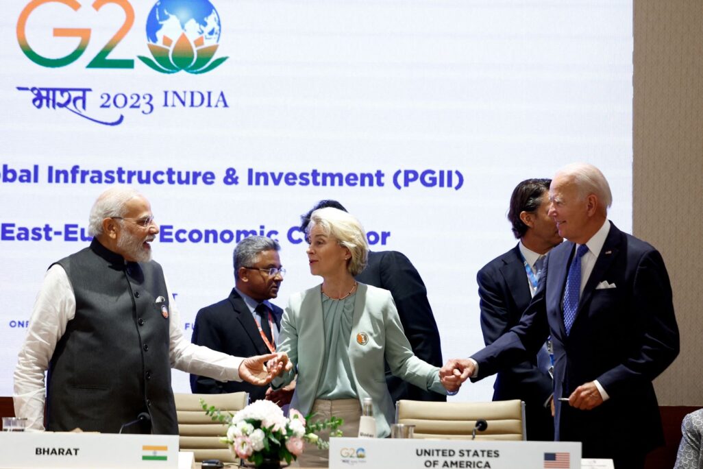 נשיא ארה"ב ג'ו ביידן (מימין) נשיאת האיחוד האירופי אורסולה ואן דר ליין וראש ממשלת הודו נרנדרה מודי בפסגת ה-G-20 בהודו (צילום: REUTERS/Evelyn Hockstein/Pool/File Photo)