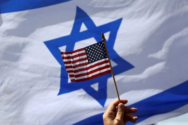 דגל ארה״ב ברקע דגל ישראל (צילום אילוסטרציה: REUTERS/Ronen Zvulun/File Photo)