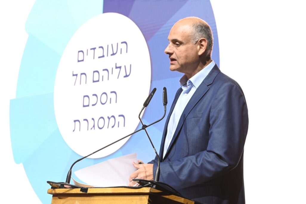 יו"ר הסתדרות המעו"ף גיל בר טל מציג את הסכם המסגרת לתומכות החינוך בכנס (צילום: דוברות ההסתדרות)