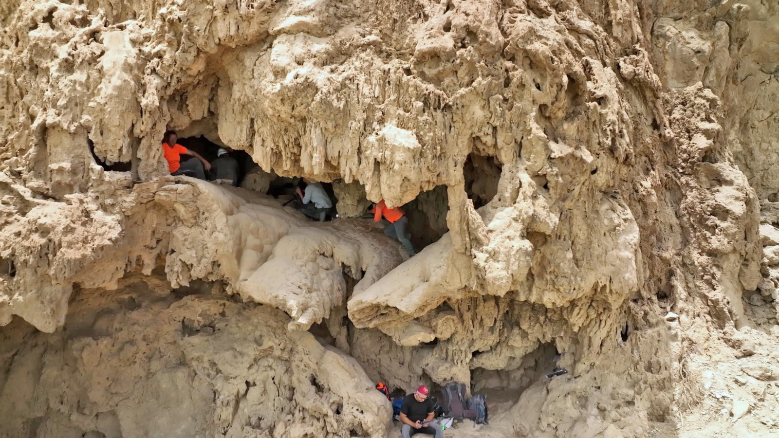 המערה שבה נמצאו כלי הנשק (צילום: אמיל אלג'ם, רשות העתיקות)