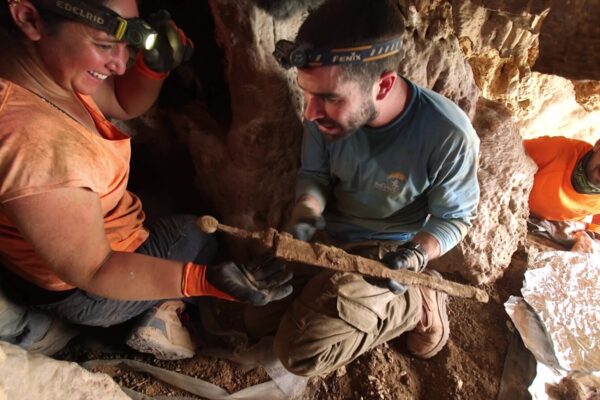 הוצאת החרבות מהסליק במערה (צילום: אמיל אלג'ם, רשות העתיקות)