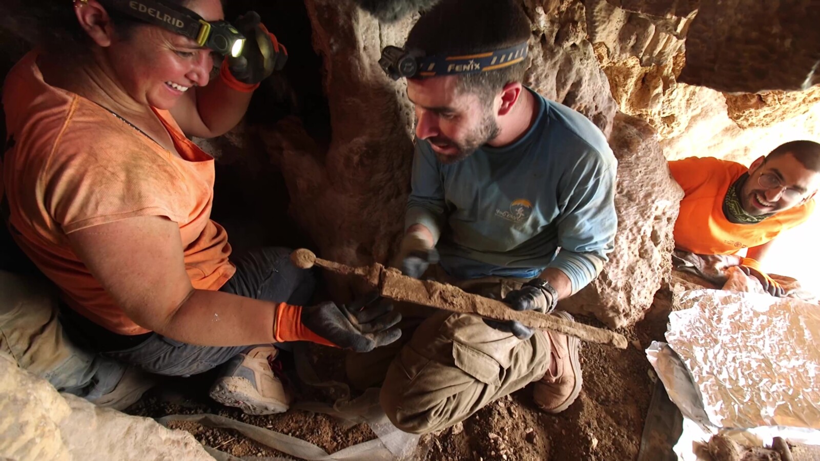 הוצאת החרבות מהסליק במערה (צילום: אמיל אלג'ם, רשות העתיקות)