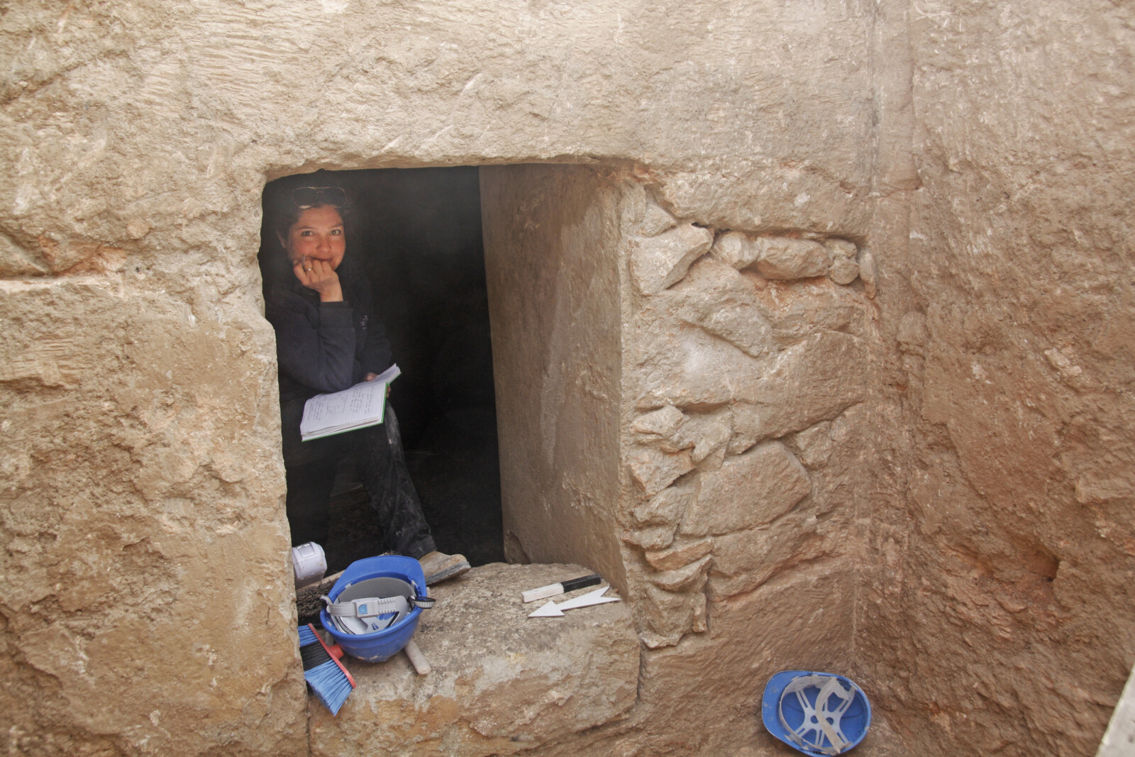 ליאת עוז בכניסה למערת הקבורה (צילום: יותם אשר, רשות העתיקות)