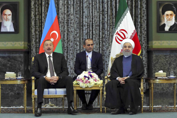 נשיא איראן חסאן רוחאני (מימין) לצד נשיא אזרבייג'אן אירהם אילייב (צילום: הטלוויזיה האיראנית הממלכתית/AP)