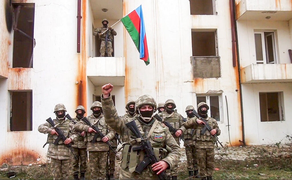 כוחות צבא אזרבייג'אן אחרי כיבוש חלק בנגורנו-קרבאך (צילום: משרד ההגנה האזרי/AP)