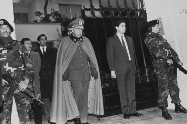 הדיקטטור הצ'יליאני, הגנרל אוגוסטו פינושה מוקף במאבטחים, 1986 (צילום AP/מרקו אוגרטה)