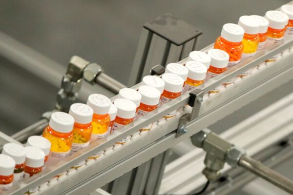 בקבוקי תרופות בארה"ב. ממשל ביידן הכריז על תרופות המרשם הראשונות שמיועדות למשא ומתן על מחירים כחלק מהמאבק באינפלציה. (צילום AP/ג'וליו קורטז, קובץ)