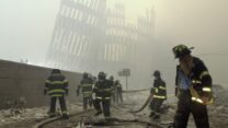 כבאים פועלים מתחת להריסות של מגדלי מרכז הסחר העולמי, לאחר מתקפת טרור בניו יורק, 11 בספטמבר 2001. שרידי שני אנשים שנהרגו במתקפה זוהו כחלק ממאמץ בן עשרות השנים להחזיר קורבנות למשפחותיהם.(צילום AP/מארק לניהאן, קובץ)