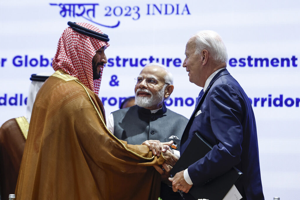 נשיא ארה&quot;ב ג'ו ביידן (מימין) יורש העצר הסעודי מוחמד בן סלמאן אל סעוד (משמאל) וראש ממשלת הודו נרנדרה מודי בפסגת ה-G20 בניו דלהי (צילום: AP Photo/Evelyn Hocksteen, Pool)