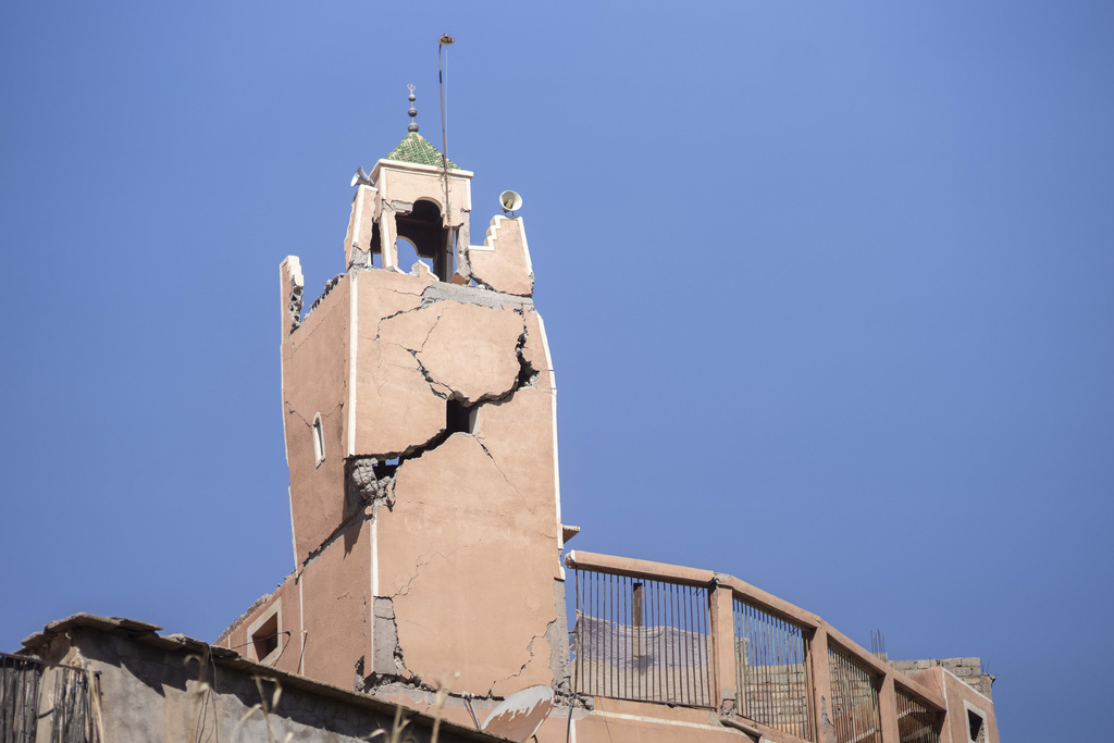 צריח מסגד סדוק עומד לאחר רעידת אדמה בכפר מולאי איברהים, ליד מרקש שבמרוקו (צילום: AP/Mousaeb Alshemi)