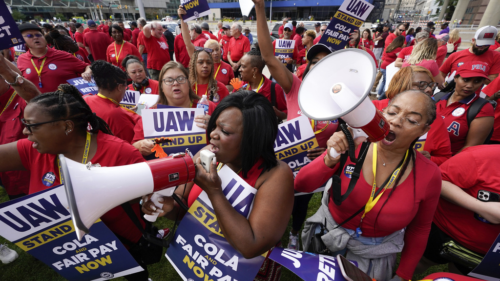 הפגנה של איגוד עובדי תעשיית הרכב האמריקנית בדטרויט, מישיגן (צילום: AP Photo/Paul Sancya)
