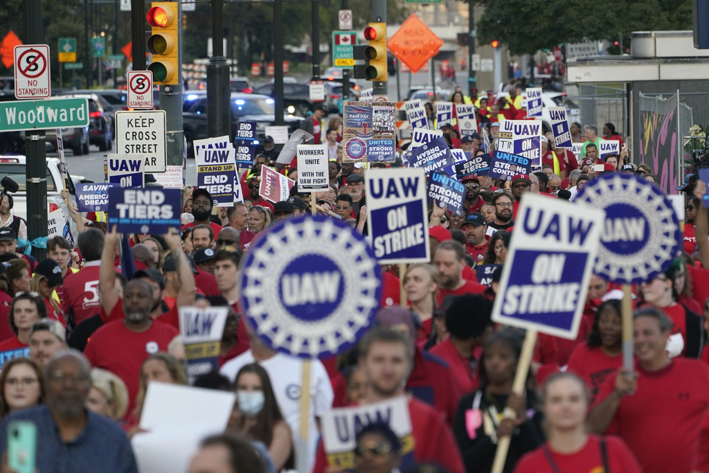 הפגנה של איגוד עובדי תעשיית הרכב האמריקנית בדטרויט, מישיגן (צילום: AP Photo/Paul Sancya)
