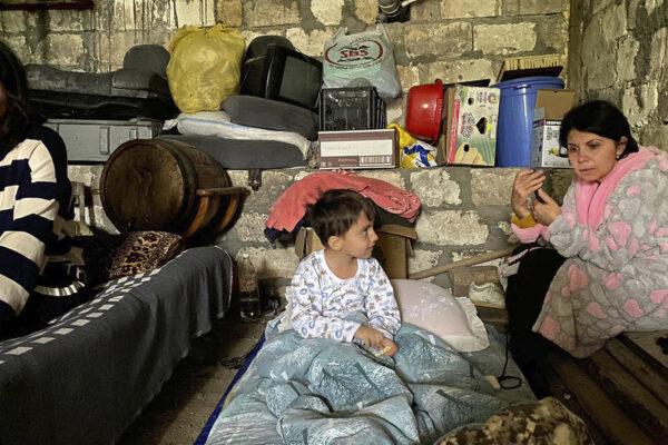 תושבים ארמנים במקלט בסטפנקרט, בירת ארצאך, בעקבות המתקפה האזרית (צילום: AP Photo/Siranush Sargsyan)