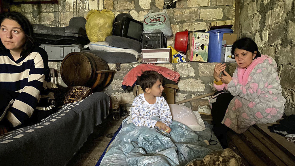 תושבים ארמנים במקלט בסטפנקרט, בירת ארצאך, בעקבות המתקפה האזרית (צילום: AP Photo/Siranush Sargsyan)