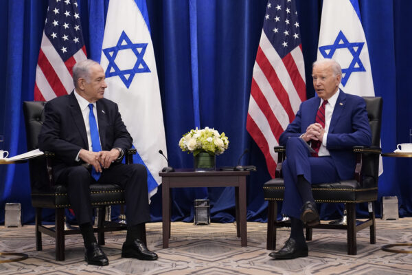 נשיא ארה"ב ג'ו ביידן וראש ממשלת ישראל בנימין נתניהו נפגשים בניו יורק (צילום: AP/Susan Walsh)