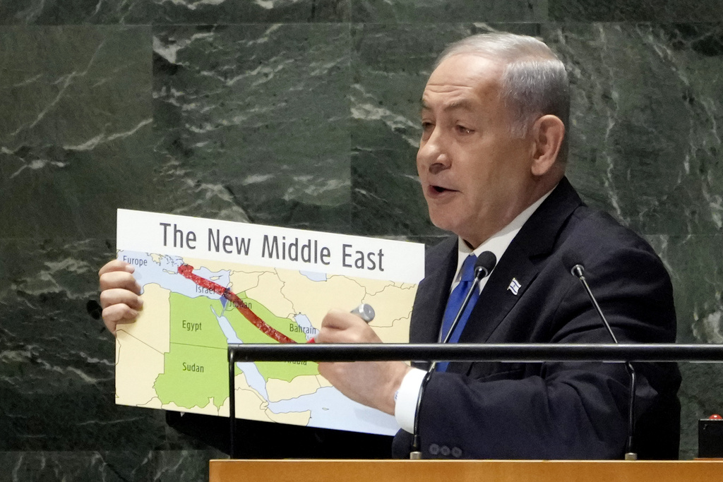 ראש הממשלה בנימין נתניהו מציג מפה של ישראל והמזרח התיכון בעצרת הכללית של האו&quot;ם (צילום: AP/Richard Drew)