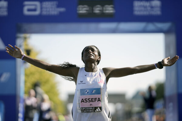 טיגיסט אספה מאתיופיה חוגגת את הניצחון ושיא העולם במרתון ברלין (צילום: AP/Marcus Schreiber)