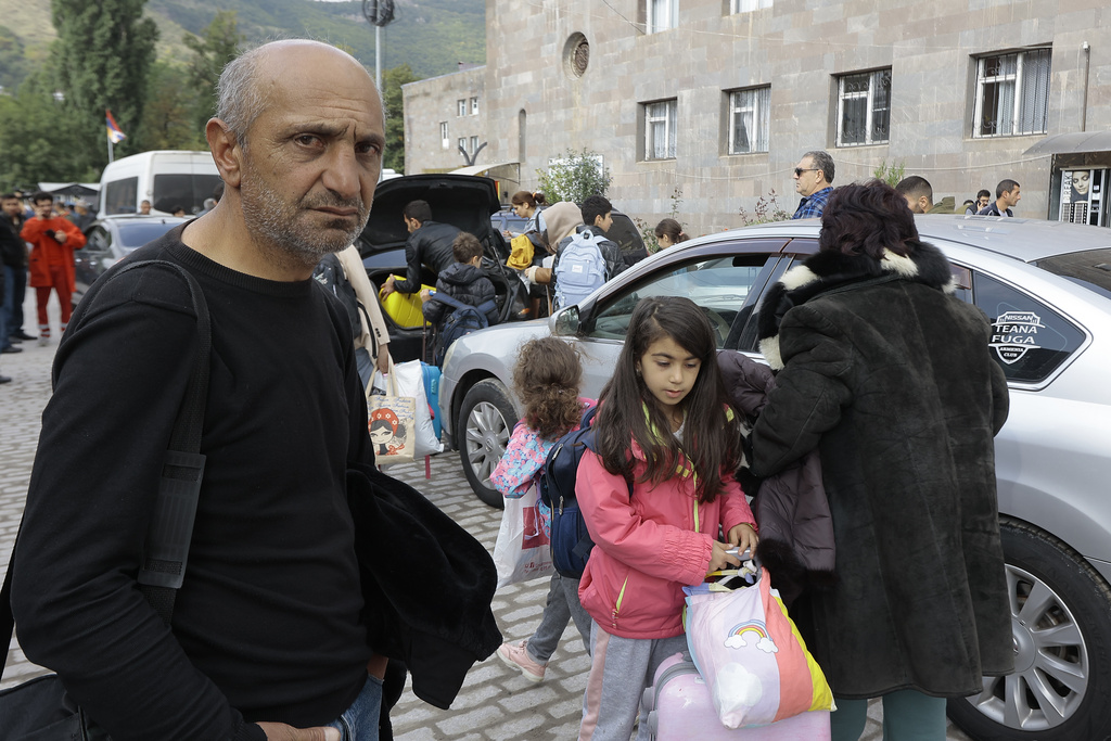 פליטים מנגורנו קרבאך בארמניה (צילום: AP Photo/Vasily Krestyaninov)