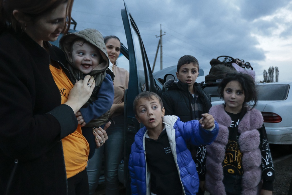 פליטים מנגורנו קרבאך בארמניה (צילום: AP Photo/Vasily Krestyaninov)