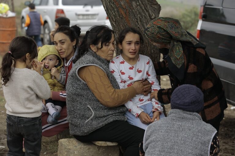 פליטים מנגורו-קראבך במעבר הגבול לארמניה (צילום: AP Photo/Vasily Krestyaninov)