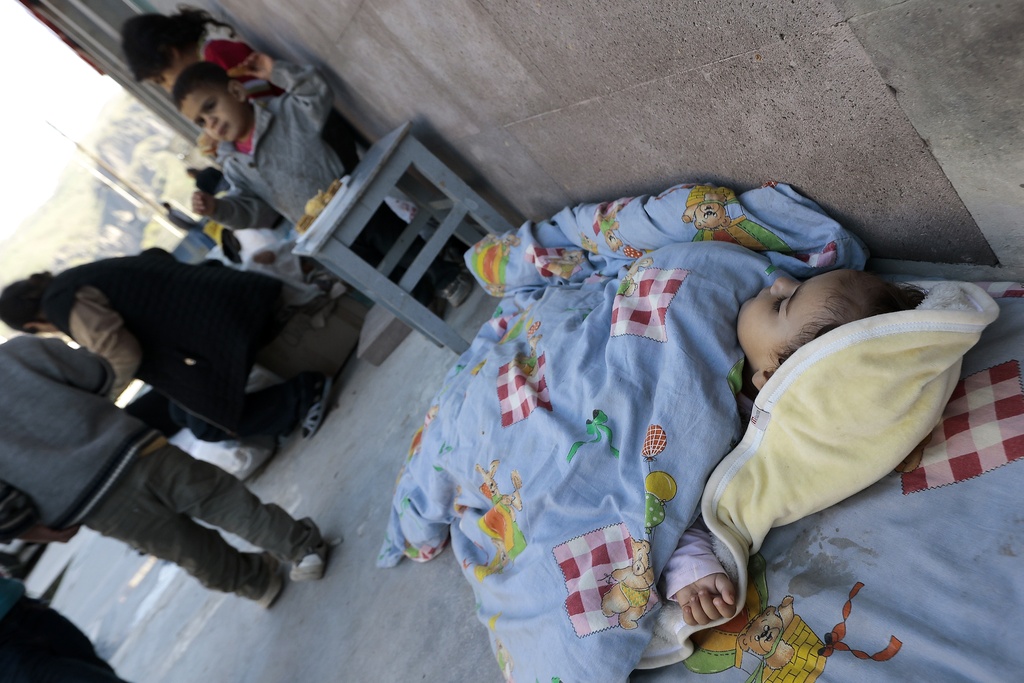 פליטים מנגורו-קראבך במעבר הגבול לארמניה (צילום: AP Photo/Vasily Krestyaninov)