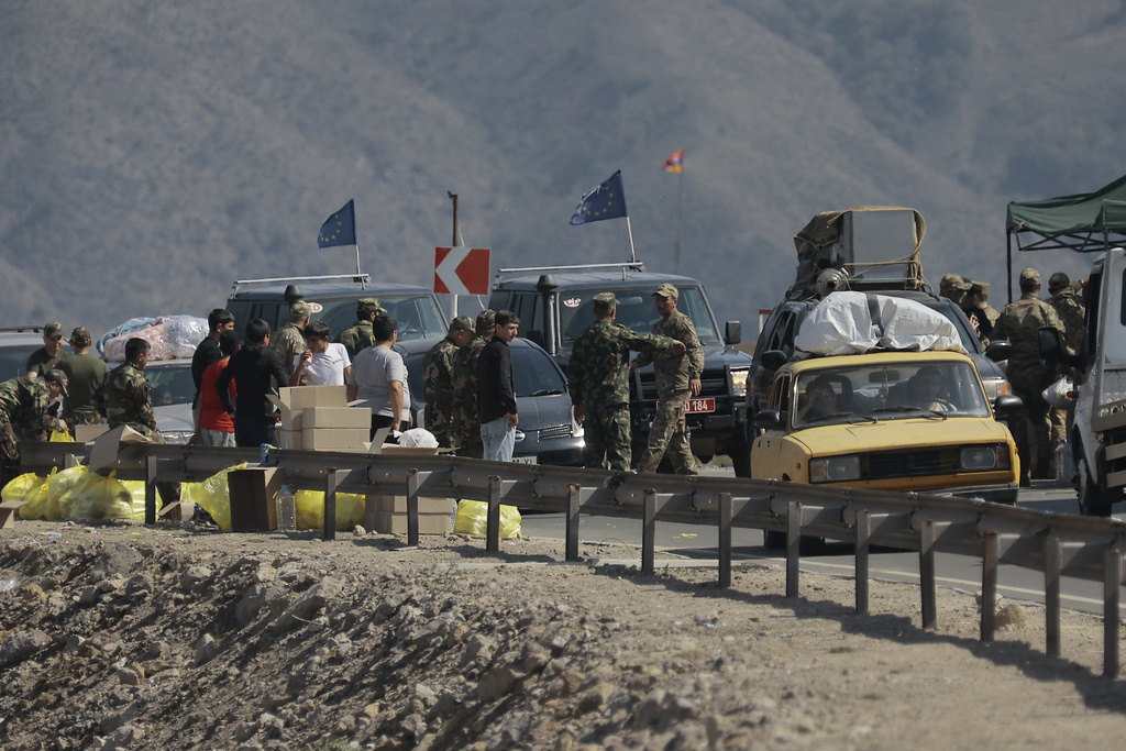 ארמנים עוזבים את חבל נגורנו-קרבאך (צילום: AP/Vasily Krastianinov)