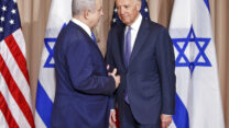 ג'ו ביידן ובנימין נתניהו בפורום הכלכלי העולמי באבוס, שווייץ, 2016. בזמן צילום התמונה, ביידן היה סגן נשיא ארה"ב (צילום ארכיון: AP Photo/Michel Euler)