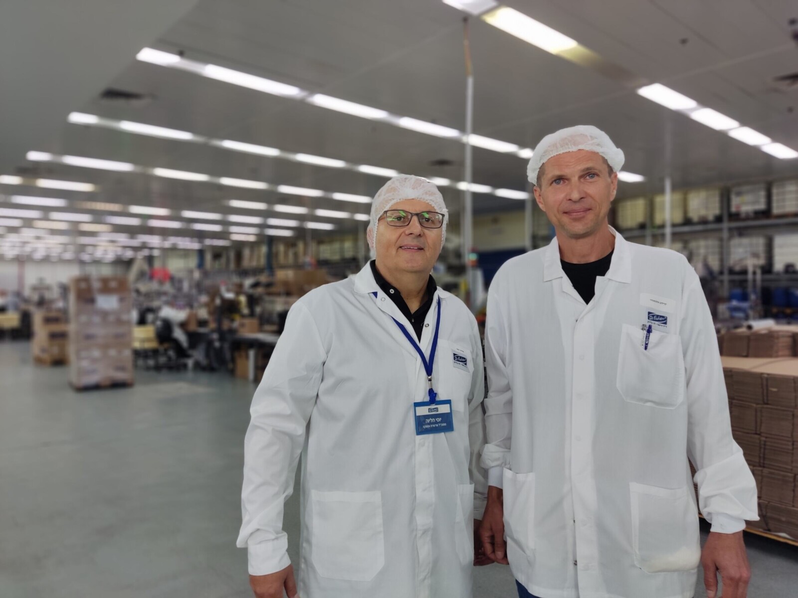 &quot;יש פה אנשים טובים&quot;. אלכס קרלוב (מימין) ויוסי חליוה במפעל (צילום: מאיה רונן)