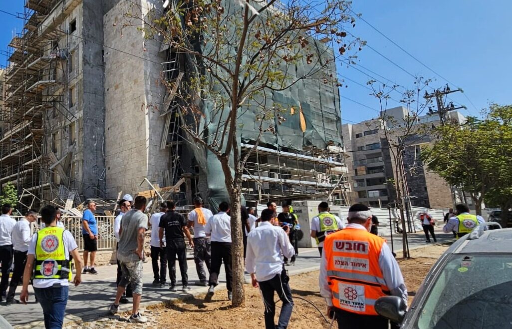 תאונת העבודה באשדוד, בה נהרג עובד בן 25 (צילום: איחוד הצלה)