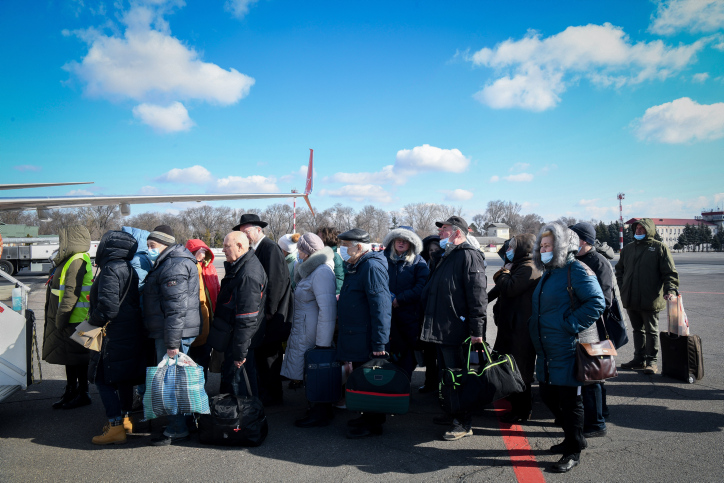 פליטים שנמלטו מאזורי מלחמה באוקראינה עושים את דרכם לישראל (צילום: יוסי זליגר/פלאש90)