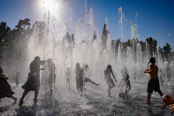 ילדים משחקים במזרקת מים ליד מגדל דוד בירושלים (צילום: חיים גולדברג/פלאש90)