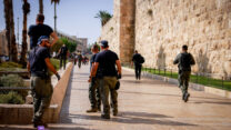שוטרים בזירת פיגוע הדקירה בשער יפו מחוץ לעיר העתיקה בירושלים (צילום: חיים גולדברג/פלאש90)