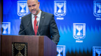 יו"ר הכנסת אמיר אוחנה בנאום לקראת דיון בג"ץ בעניין העתירות שהוגשו נגד החוק לביטול עילת הסבירות וחוק הנבצרות (צילום: יונתן זינדל/פלאש90)