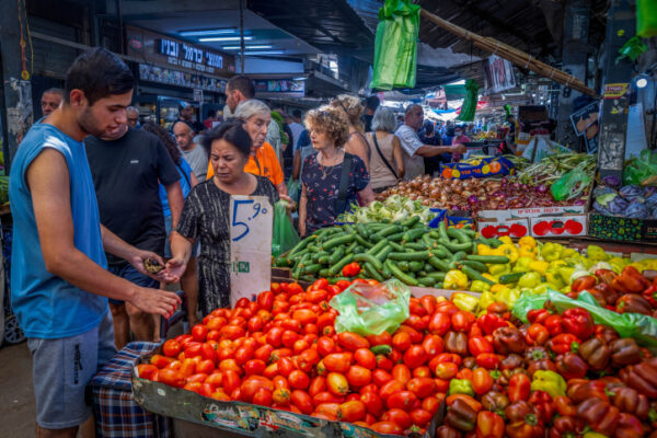 קונים בשוק רמלה (צילום: יוסי אלוני / פלאש 90)