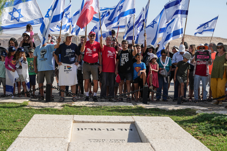 מפגינים נגד הרפורמה במערכת המשפט ליד קברו של ראש ממשלת ישראל הראשון דוד בן גוריון ורעייתו פולה בשדה בוקר (צילום פלאש90)