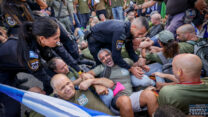 מפגינים נגד הרפורמה במערכת המשפט מתעמתים עם המשטרה בהפגנה מחוץ לביתו של שר המשפטים יריב לוין, במודיעין (צילום: יונתן זינדל/פלאש90)