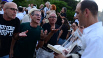 עימותים בין מפגינים למתפללים במהלך תפילת "כל נדרי" בכיכר דיזנגוף בתל אביב, ביום כיפור (צילום: תומר נויברג/פלאש 90)