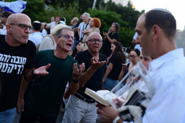 עימותים בין מפגינים למתפללים במהלך תפילת "כל נדרי" בכיכר דיזנגוף בתל אביב, ביום כיפור (צילום: תומר נויברג/פלאש 90)