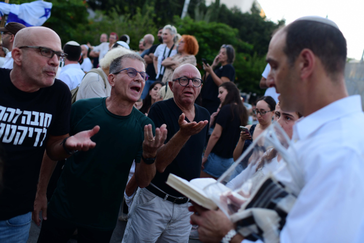 עימותים בין מפגינים למתפללים במהלך תפילת &quot;כל נדרי&quot; בכיכר דיזנגוף בתל אביב, ביום כיפור (צילום: תומר נויברג/פלאש 90)