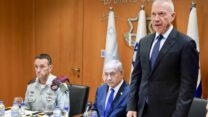 שר הביטחון יואב גלנט (מימין), ראש הממשלה בנימין נתניהו והרמטכ"ל הרצי הלוי בהרמת כוסית של פורום מטכ"ל לשנה החדשה (צילום: דוברות שר הביטחון)
