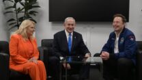 ראש הממשלה בנימין נתניהו ורעייתו שרה בפגישתם עם בעלי ״איקס (לשעבר טוויטר) וטסלה, אילון מאסק (צילום: אבי אוחיון /לע"מ)