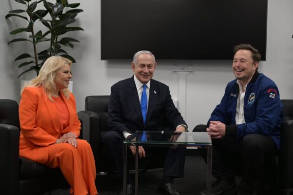 ראש הממשלה בנימין נתניהו ורעייתו שרה בפגישתם עם בעלי ״איקס (לשעבר טוויטר) וטסלה, אילון מאסק (צילום: אבי אוחיון /לע"מ)