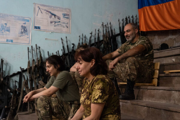 אזרחים ארמנים בהכשרה צבאית בירוואן, בירת ארמניה, על רקע מתיחות בטחונית גוברת עם אזרבייג'ן (Photo by Astrig Agopian/Getty Images)