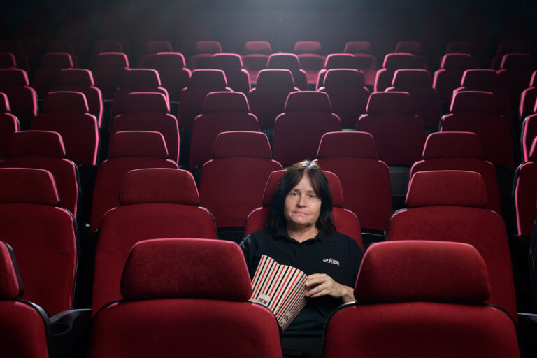 הסדרנית סילביה פידלר בקולנוע לב תל אביב (צילום: יונתן בלום)