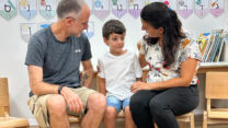 אוריה אביד והוריו (צילום: אלבום פרטי)